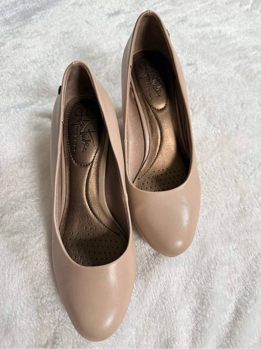 Life Stride Nude/Taupe Round-Toe Slip-On Heels sz 7.5W